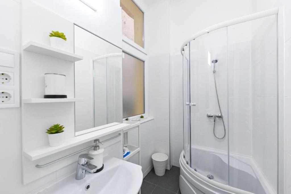 Lovely Studio Flat In Damjanich Street - Leonard Budapest Bagian luar foto